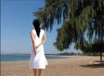 cô gái mặc jupe trắng bên bãi biển Ninh Chữ