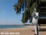 Diệu Huyền ôm cặp ở bãi biển Ninh Chữ