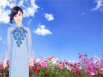 áo dài xanh bên vườn hoa bướm