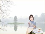 áo dài cầm cành hoa sen trước Hồ Hoàn Kiếm Hà Nội