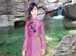 áo dài đỏ trước dòng suối nhỏ