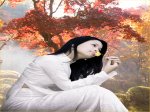 áo trắng ngửi bông hoa trong buổi chiều thu lá đỏ rơi