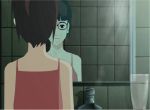 cô gái rửa tay soi gương trong toilet